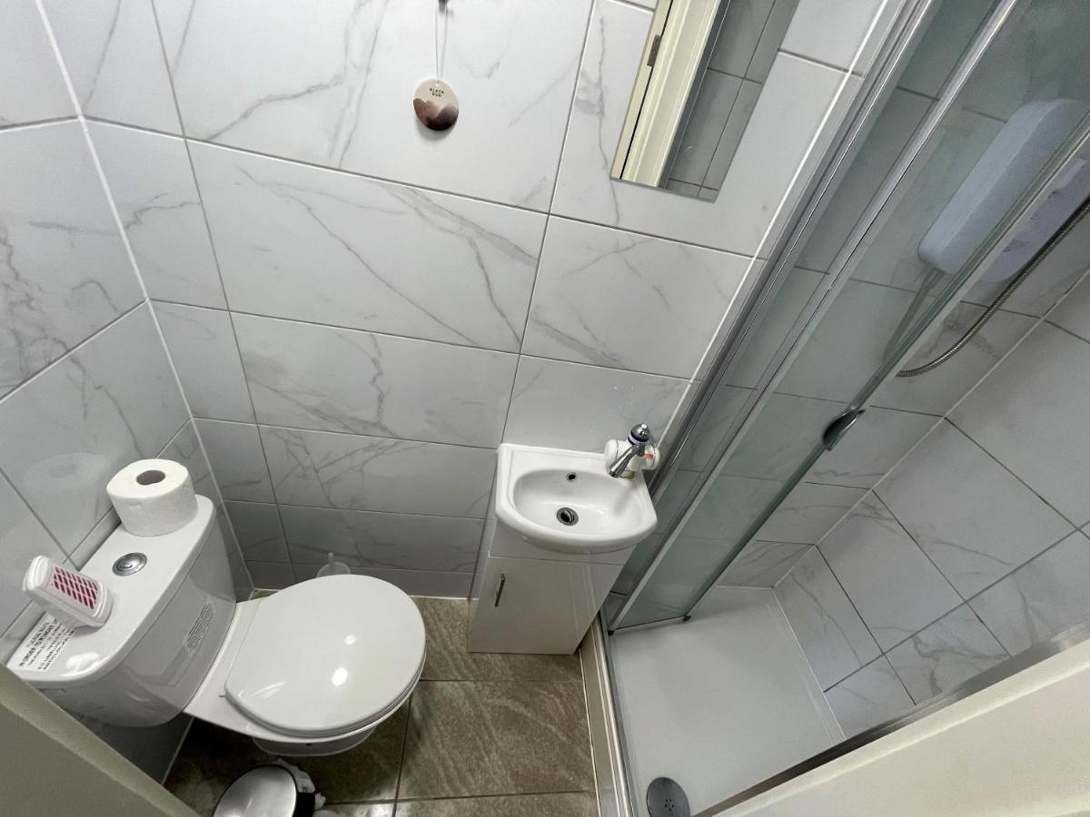 Letzi Premium Cozy Retreat Private En-Suite Rooms, Wembley 런던 외부 사진