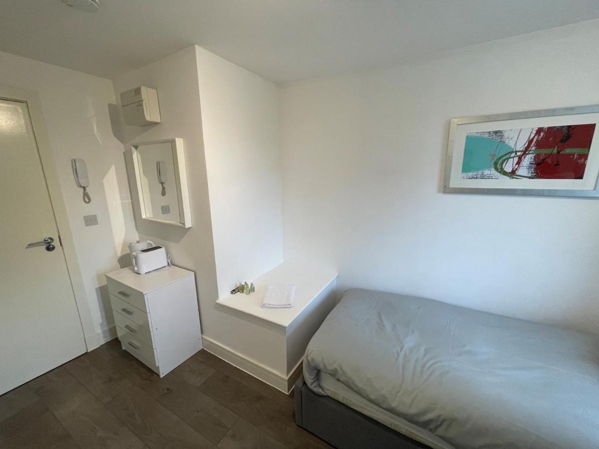 Letzi Premium Cozy Retreat Private En-Suite Rooms, Wembley 런던 외부 사진