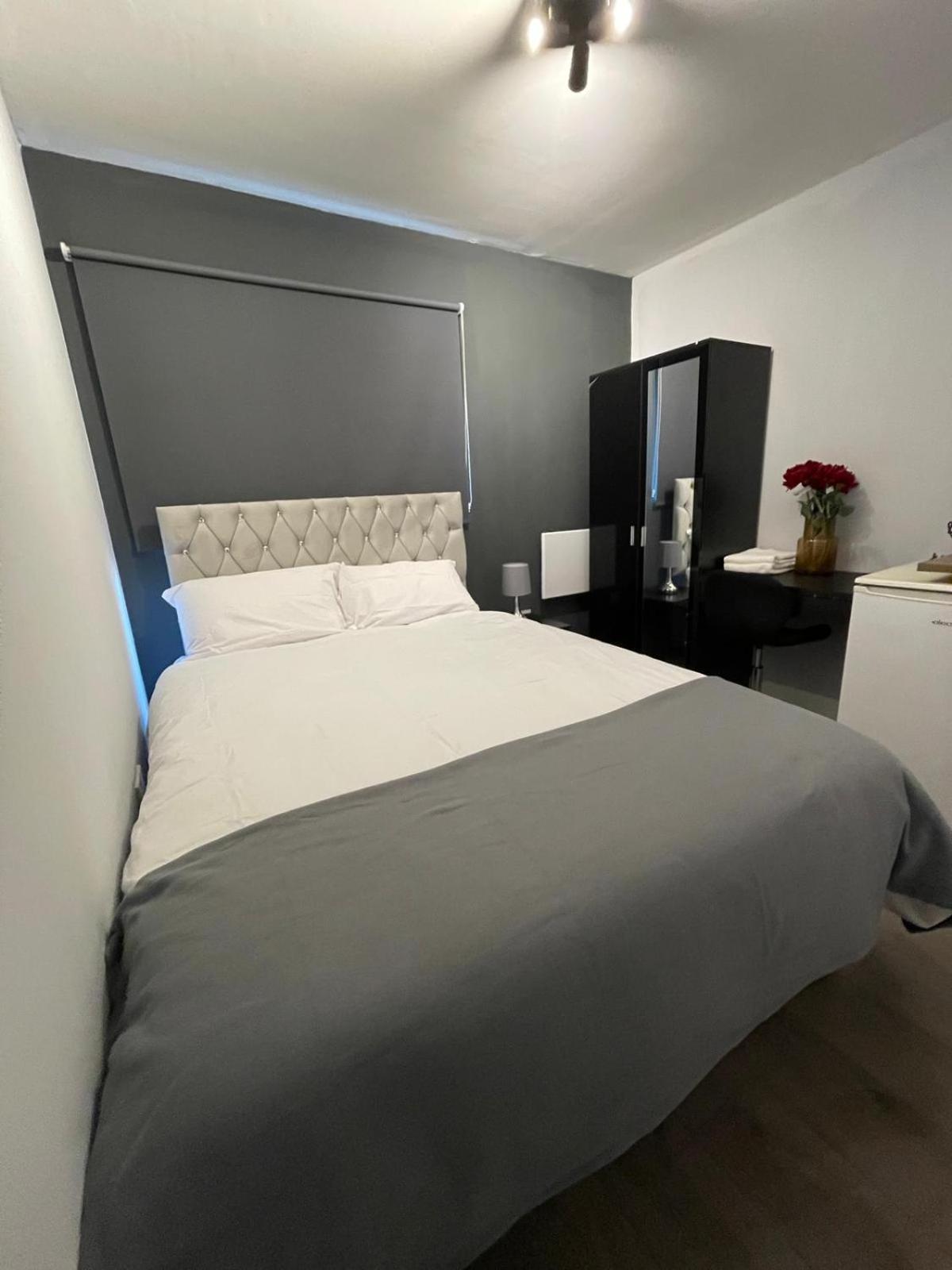 Letzi Premium Cozy Retreat Private En-Suite Rooms, Wembley 런던 외부 사진