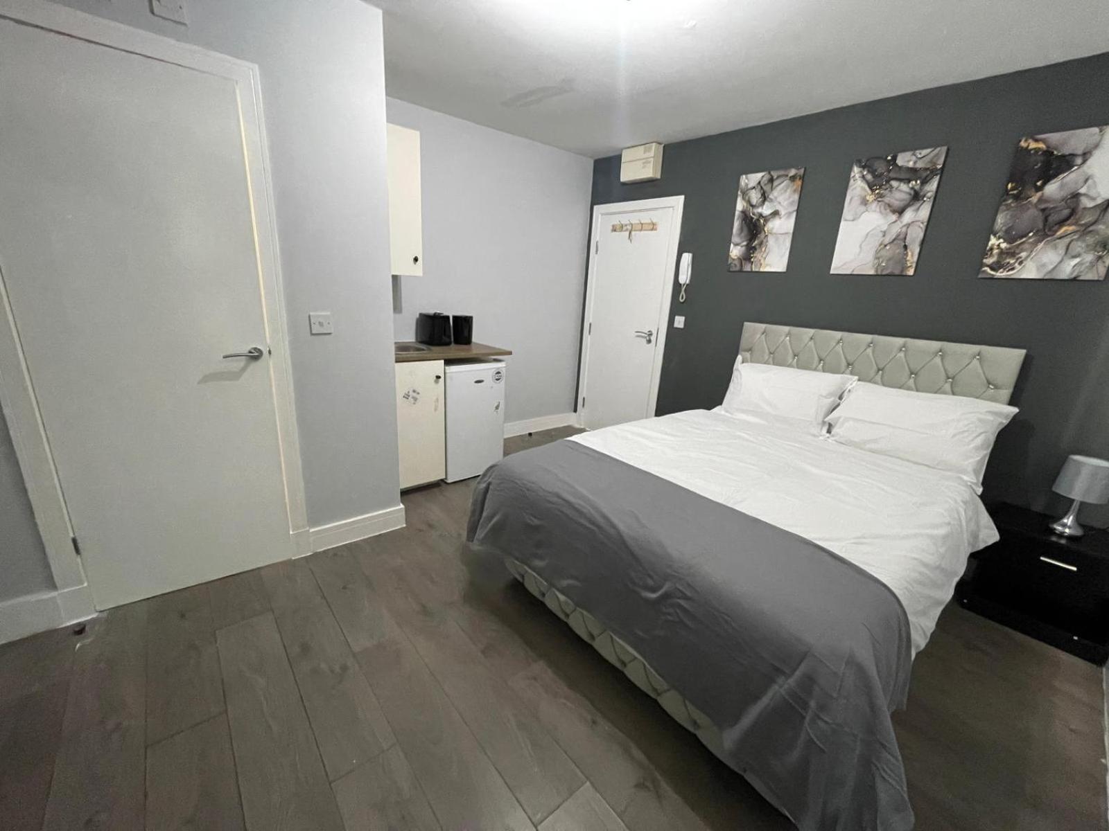 Letzi Premium Cozy Retreat Private En-Suite Rooms, Wembley 런던 외부 사진