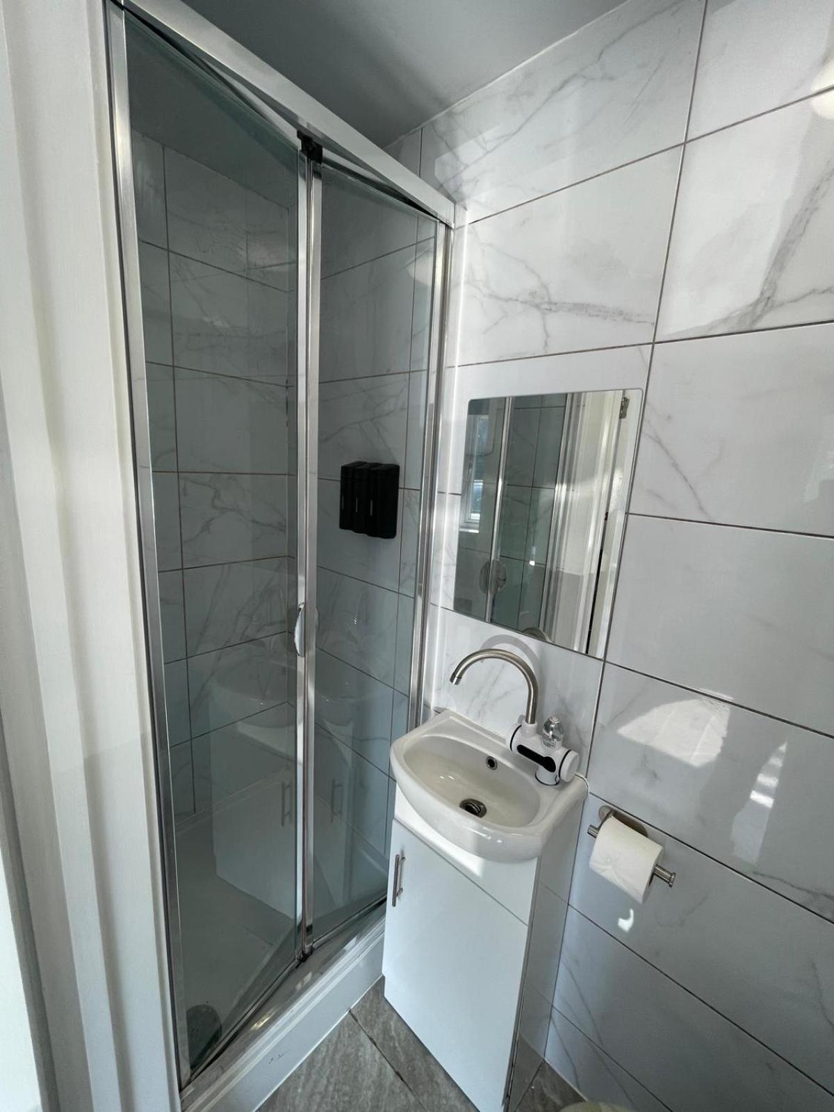 Letzi Premium Cozy Retreat Private En-Suite Rooms, Wembley 런던 외부 사진