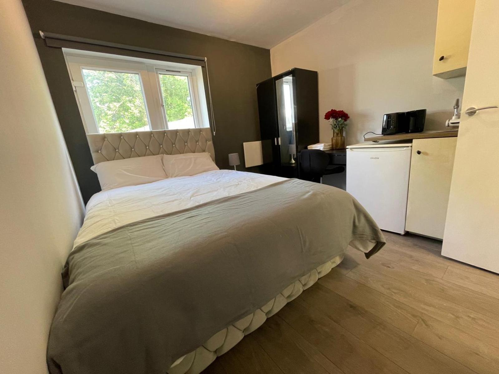 Letzi Premium Cozy Retreat Private En-Suite Rooms, Wembley 런던 외부 사진